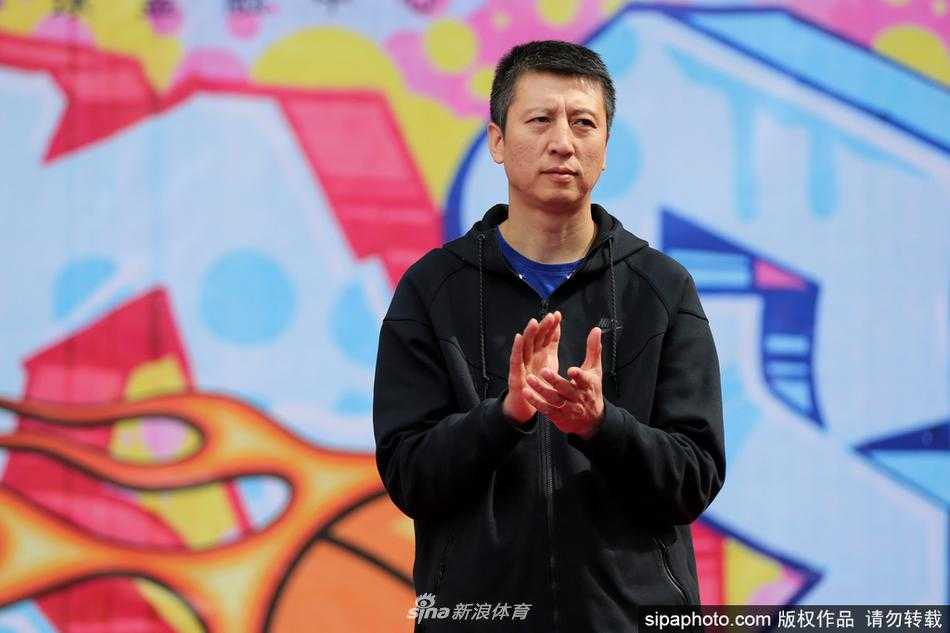 辽篮主帅郭士强现身沈阳街头篮球赛引爆全城激情 郭士强在沈阳街头篮球争霸赛上为揭幕战开球,他单手将球抛向空中,标志着这场民间篮球盛事正式拉开战幕。