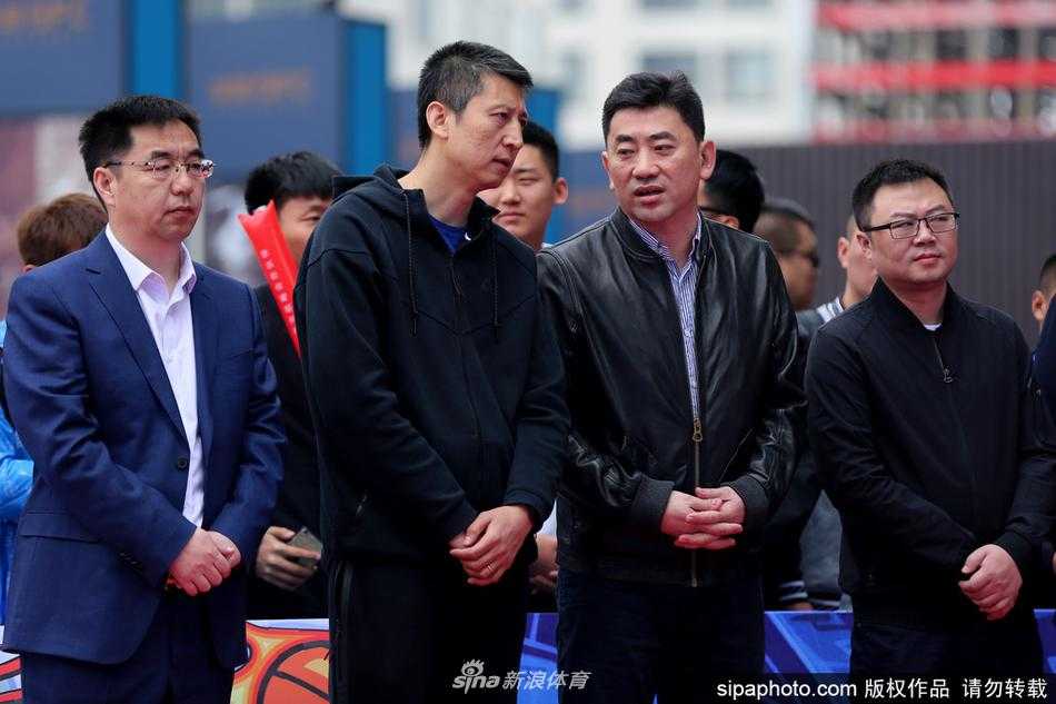 辽篮主帅郭士强现身沈阳街头篮球赛引爆全城激情 郭士强与辽宁体育局篮管中心副主任傅野一同现身开幕式现场,两人在背景板前亲切交流,神情轻松愉悦。
