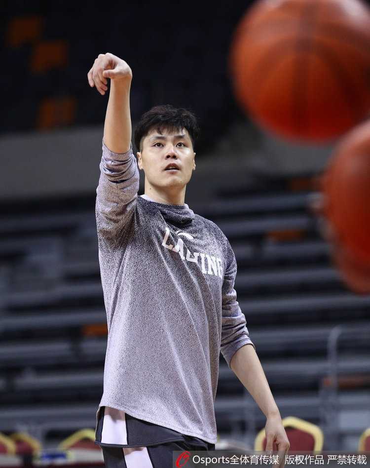 辽篮众将帅气集结,郭艾伦赛前状态神勇 赵继伟在训练中运球穿越防守,灵动的身影彰显着球场大脑的独特风采。