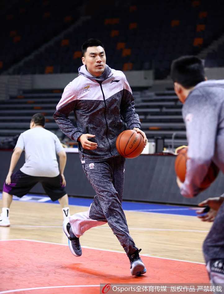 辽篮众将帅气集结,郭艾伦赛前状态神勇 李晓旭在训练后进行力量加练,他紧咬牙关的表情,正是辽篮硬汉精神的写照。