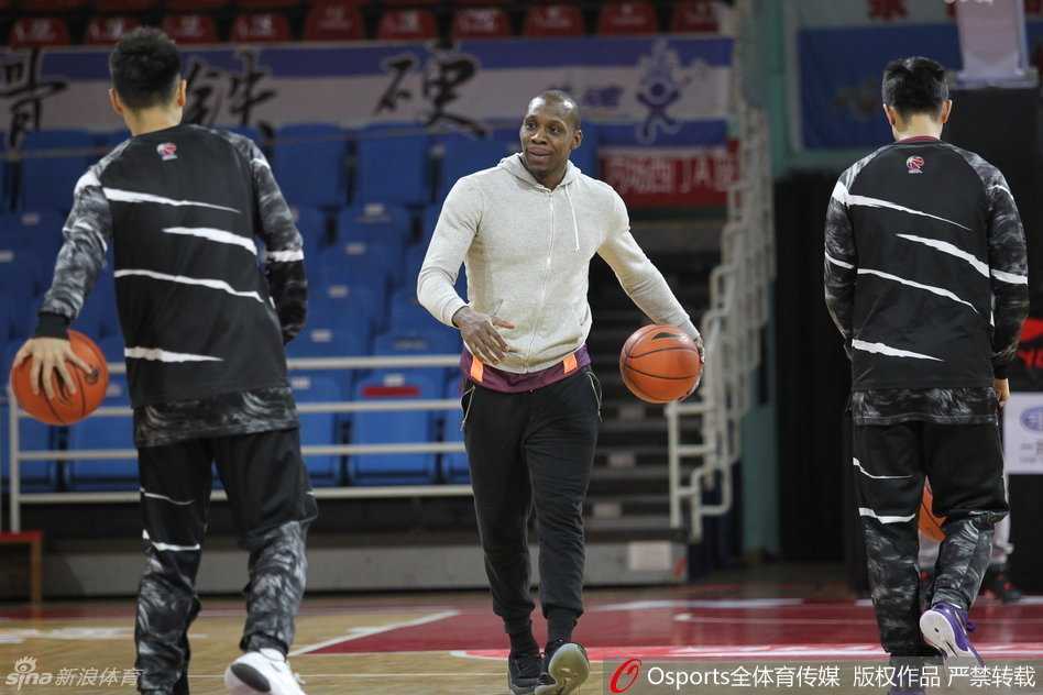 辽篮众将挥汗备战,新赛季蓄势待发 杨鸣在训练间隙露出标志性的微笑,眼神中充满从容与坚定,作为老将他正在用自己的方式影响着这支年轻的球队。