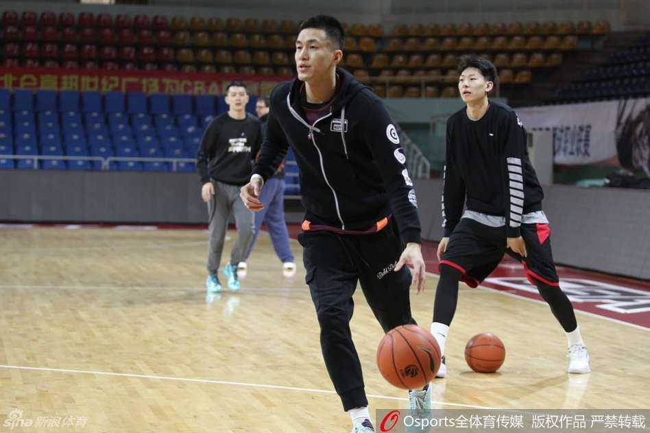 辽篮众将挥汗备战,新赛季蓄势待发 赵继伟在训练中跳起投篮,动作舒展,眼神坚定,这位年轻的后卫正在用刻苦的训练为自己未来的国家队之路打下坚实基础。