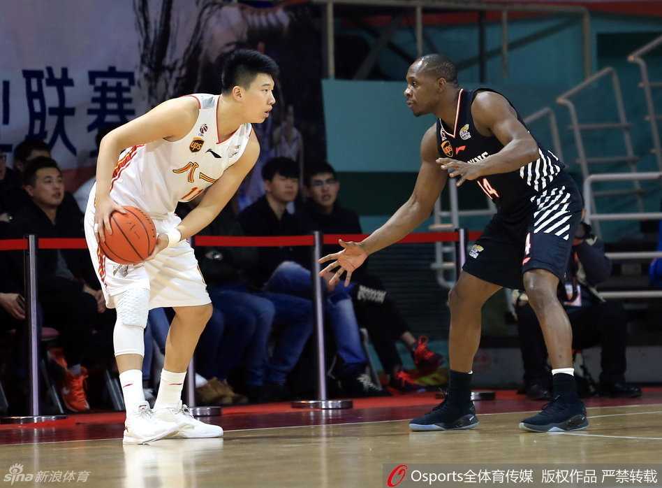 韩德君内线暴扣得手，双手紧抓篮筐，霸气尽显，他用最震撼的方式宣告着内线主权。