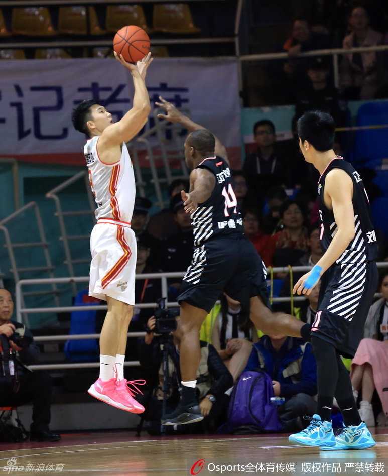 杨鸣快攻中飞身暴扣，动作舒展飘逸，这位老将用最劲爆的方式证明自己依然宝刀不老。