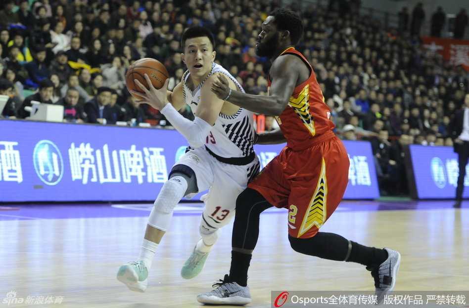 郭艾伦如闪电般撕裂深圳队防线，面对补防球员高高跃起，用一记低手上篮轻盈地将球送入篮筐。