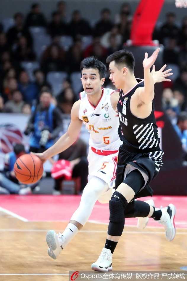 许钟豪禁区背身单打，细腻转身勾手投篮