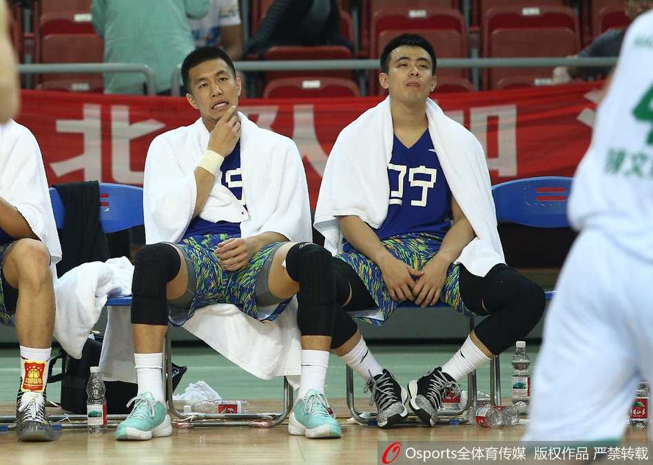 郭艾伦在人群中腾空而起，完成一次高难度的上篮，防守球员只能望球兴叹，目送皮球入网。