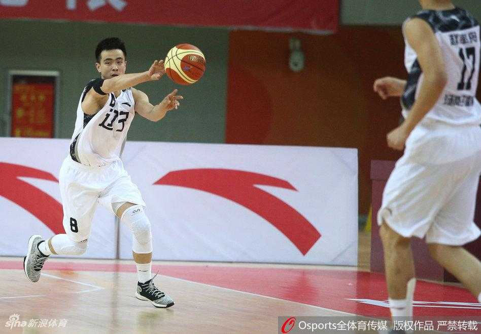 侧翼的刘志轩犹如一把尖刀，他压低重心，突然启动加速，用一个逼真的假动作晃开河南队的防守者，瞬间撕开了通往篮下的通道。