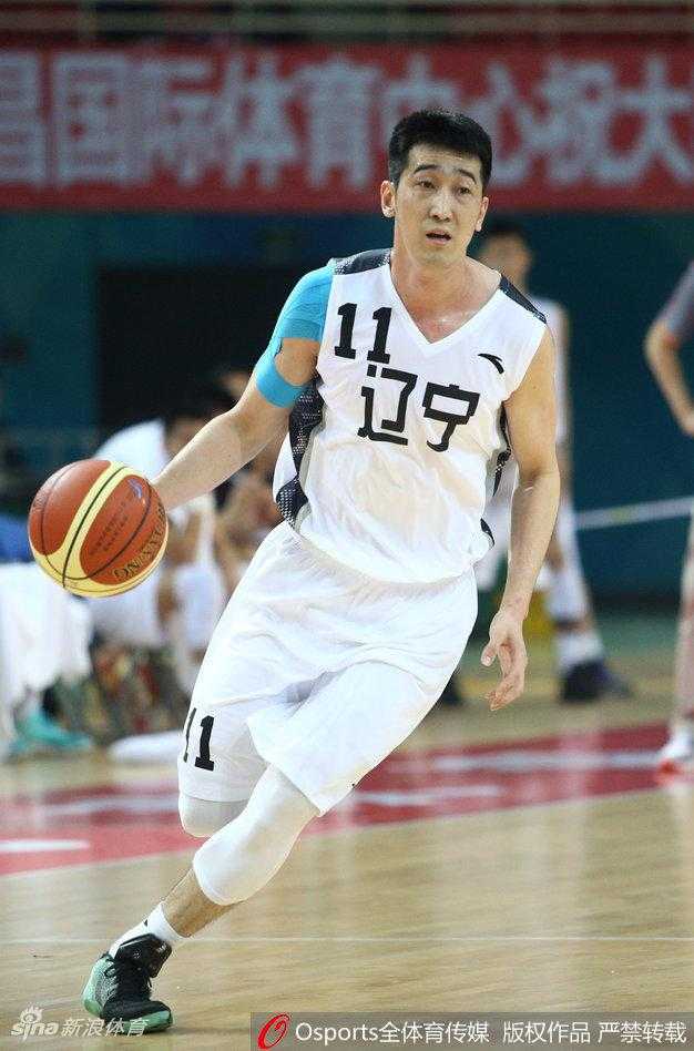 末节比赛已成练兵时间，辽宁队依然保持专注，通过流畅的团队传递撕扯河南防线，展现了冠军之师深厚的战术素养和人员储备。