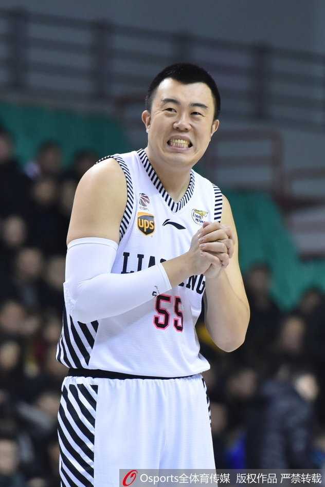 王哲林在内线卡位要球，面对辽宁队多人包夹防守，依然奋力将球放入篮筐，全场最高的二十七分证明了他国内顶级内线的价值。