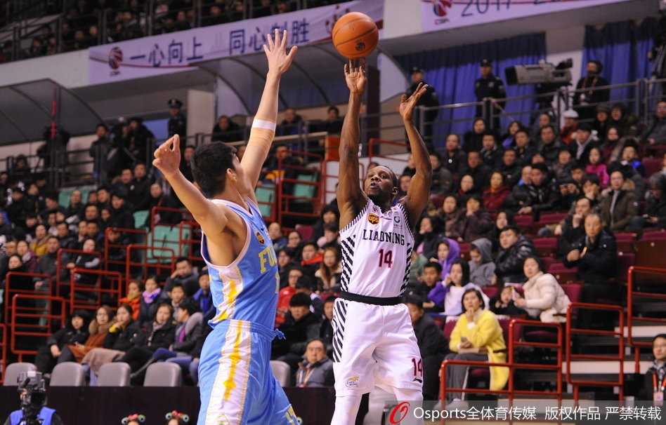 李晓旭抢断后快马加鞭直杀前场，面对空无一人的篮筐，他高高跃起狠狠将球砸入，这记势大力沉的扣篮宣告了比赛悬念的终结。