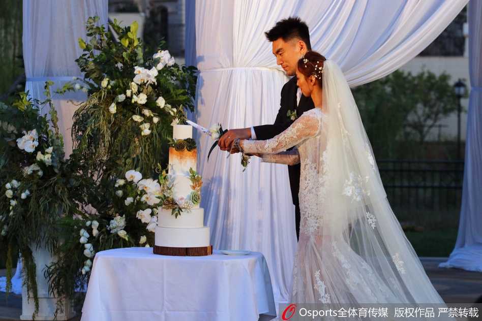 由辽篮队友组成的超高海拔伴郎团身着正装簇拥着李晓旭，帅气逼人，喜气洋洋