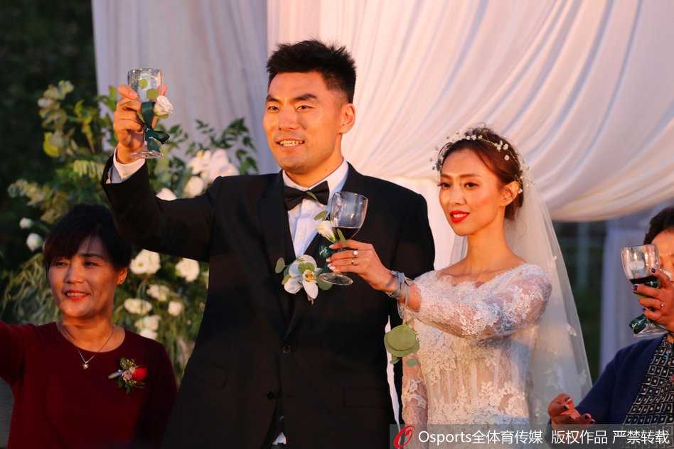 李晓旭与爱妻李旭在沈阳户外草坪婚礼上甜蜜对视，新娘手捧鲜花，笑靥如花
