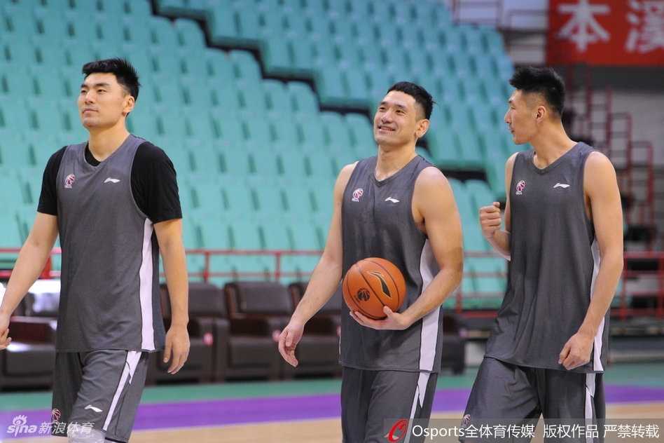 辽宁男篮将士们在训练馆中挥汗如雨，眼神中透露出对胜利的渴望，每一次投篮都仿佛在为即将到来的硬仗积蓄力量。