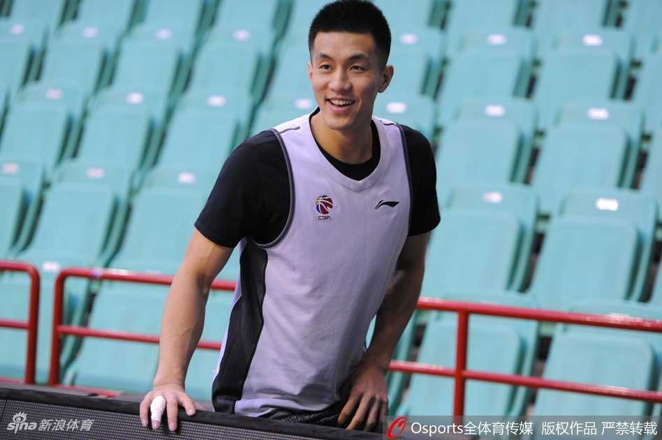 辽篮众将围在一起加油鼓劲，团结一心的气势仿佛在宣告，无论对手多强，他们都将战斗到最后一刻。