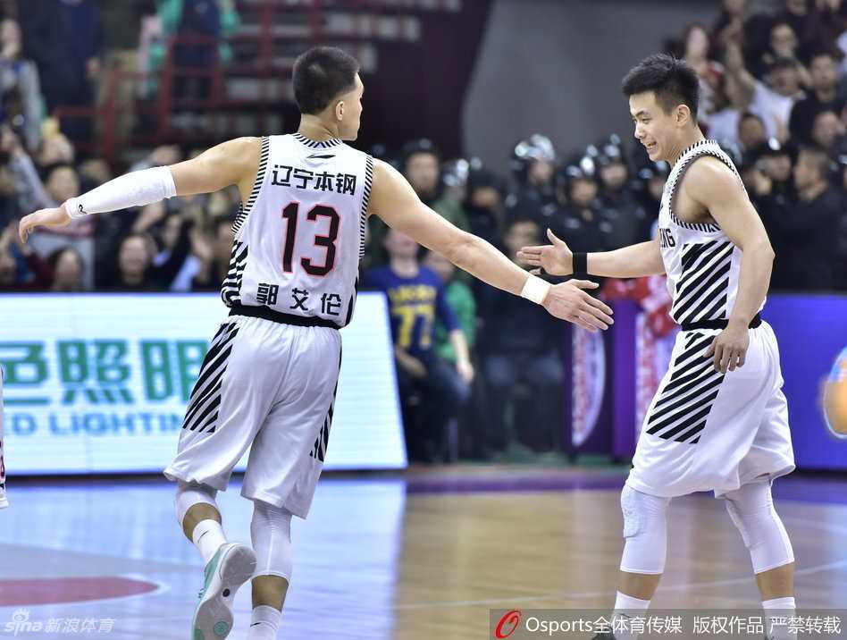 郭艾伦与福特森在赛后英雄相惜，两人握手致意，此前系列赛的火药味在这一刻化为相互的尊重与欣赏。