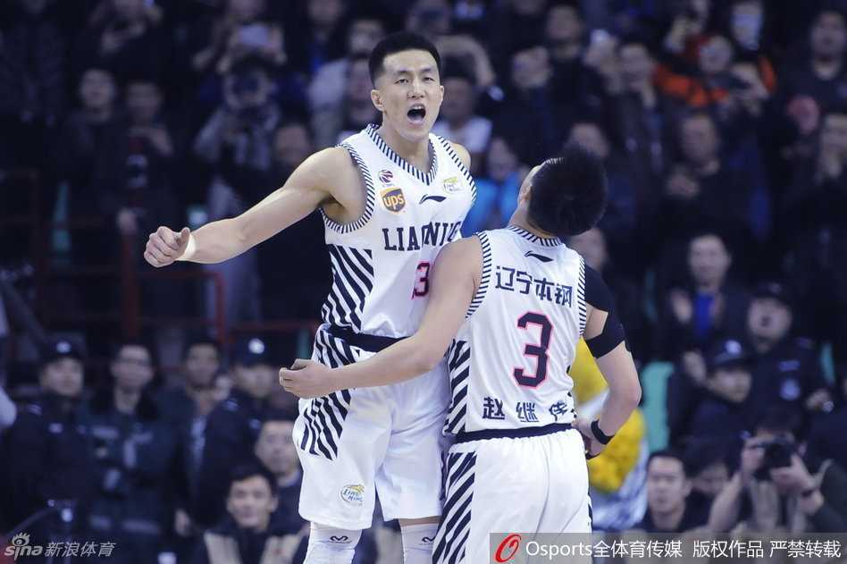 胡金秋落寞离场，郭艾伦上前送上安慰的拥抱，两位中国男篮内线与外线的未来支柱在这一刻诠释了英雄相惜的真谛。