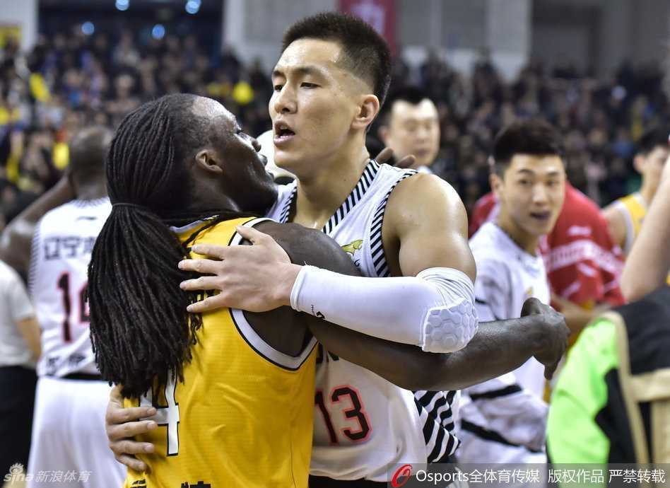 刘志轩握拳怒吼庆祝，作为本场的奇兵，他用精准的投射为辽篮的逆转奠定了坚实的基础。
