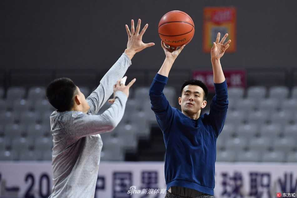 郭艾伦弯腰运球重心压得很低，赵继伟屈膝弓背双手扬起，两人在训练师的注视下进行着高强度的全场紧逼防守练习，脚步移动迅捷如风。
