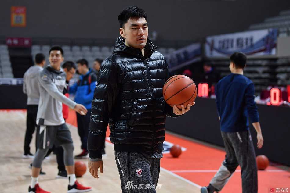 训练结束后的放松时刻，郭艾伦双手撑膝大口喘气，赵继伟则拿着水瓶补充水分，两人身后的篮球散落一地，见证着他们一堂高强度训练课的结束。