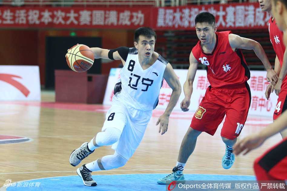 辽篮双子星闪耀全运赛场,经典瞬间重现对决吉林 灵巧如电,赵继伟面对吉林防守球员,一个变向加速撕裂防线,直杀篮下无人可挡。