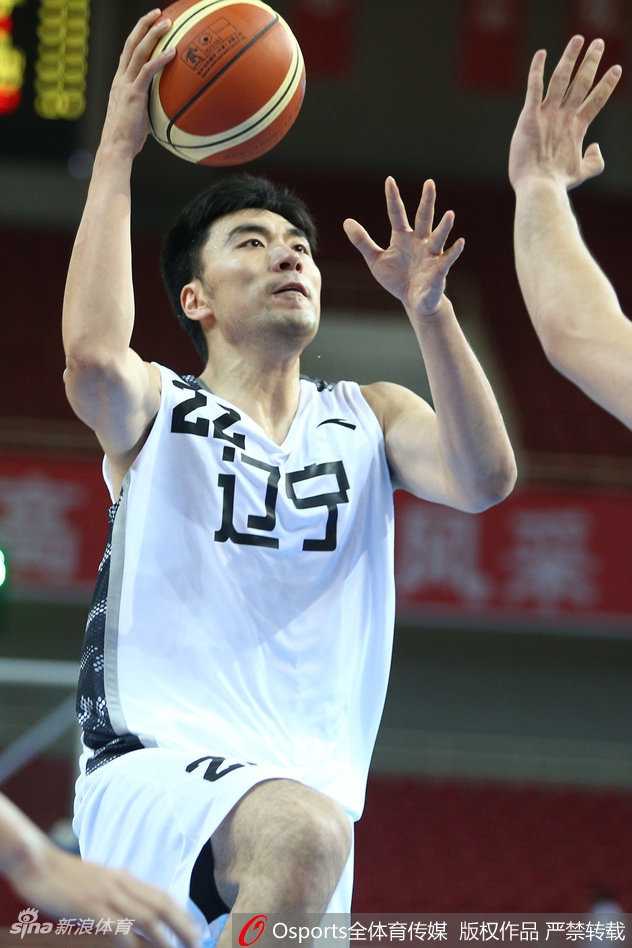 辽篮双子星闪耀全运赛场,经典瞬间重现对决吉林 魔兽归来,李晓旭在吉林内线群中旱地拔葱,用标志性的二次进攻将球补进篮筐,霸气尽显。