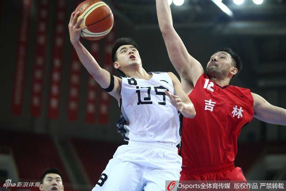 辽篮双子星闪耀全运赛场,经典瞬间重现对决吉林 冷血射手,刘志轩底角接球没有丝毫犹豫,手起刀落,篮球在空中划出完美弧线直钻网窝。