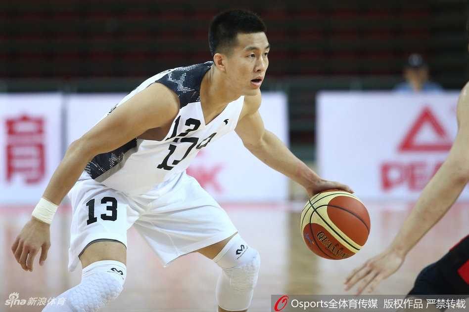 辽篮双子星闪耀全运赛场,经典瞬间重现对决吉林 功夫熊猫起舞,韩德君利用敦实的身体靠开防守,轻柔的手腕挑篮,展现出与身材不符的细腻手感。