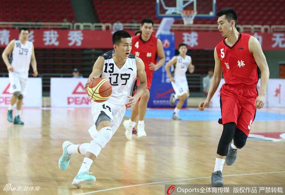 辽篮双子星闪耀全运赛场,经典瞬间重现对决吉林 团队一心,辽宁众将围在一起怒吼庆祝,汗水与激情交织,这一刻他们不仅是队友更是并肩的兄弟。