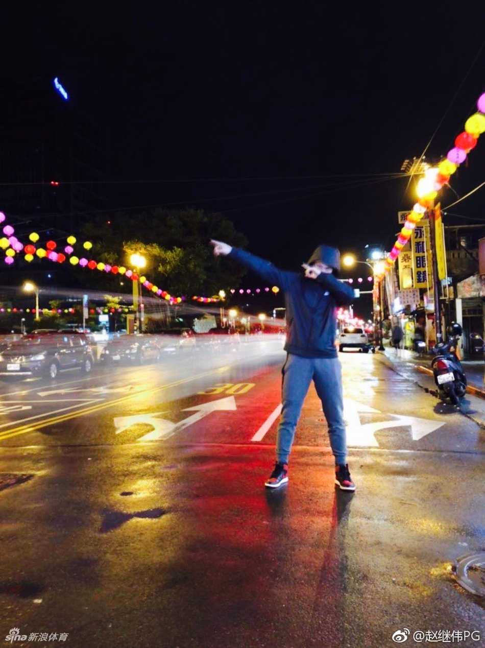 赵继伟在台北夜市留下这张充满生活气息的照片，画面中的他神态轻松，背景虚化的灯火和人群，仿佛都在诉说着这个夜晚属于篮球之外的惬意与自由。