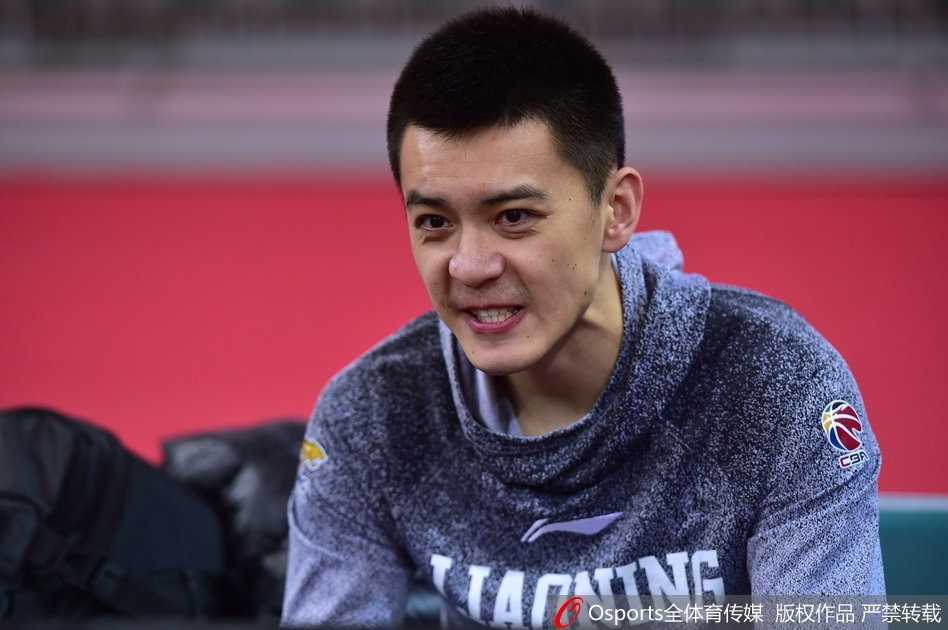 辽宁队训练气氛火热，郭艾伦在人群中高高跃起，完成一次势大力沉的上篮