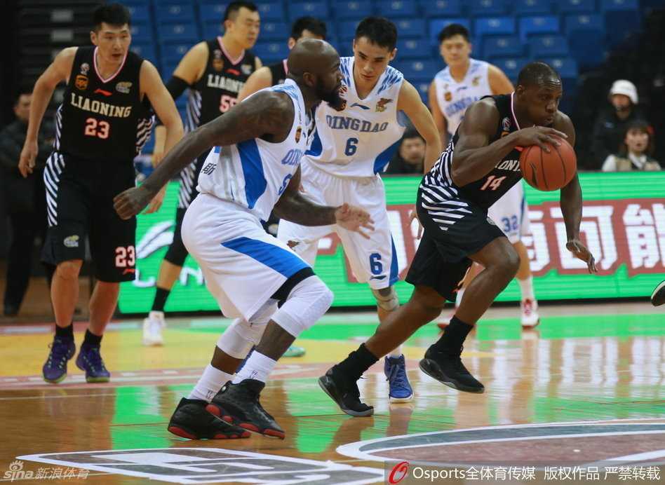 赵继伟在比赛最后时刻全场紧逼，他眼疾手快地将青岛队的传球断下，瞬间扭转了战局，脸上写满了坚毅与专注，为球队锁定胜局。