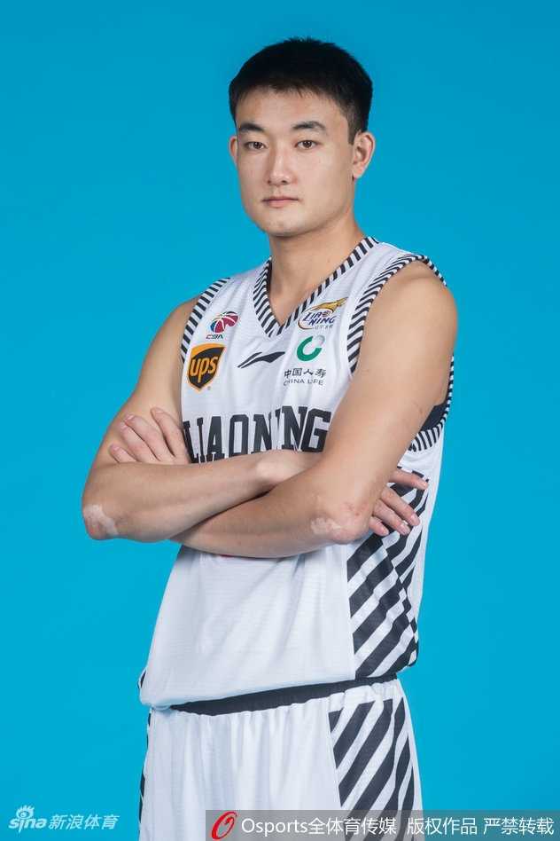 韩德君与李晓旭在内线形成屏障，他们与身后的后卫群遥相呼应，展示了辽宁男篮内外结合的强大战术体系。