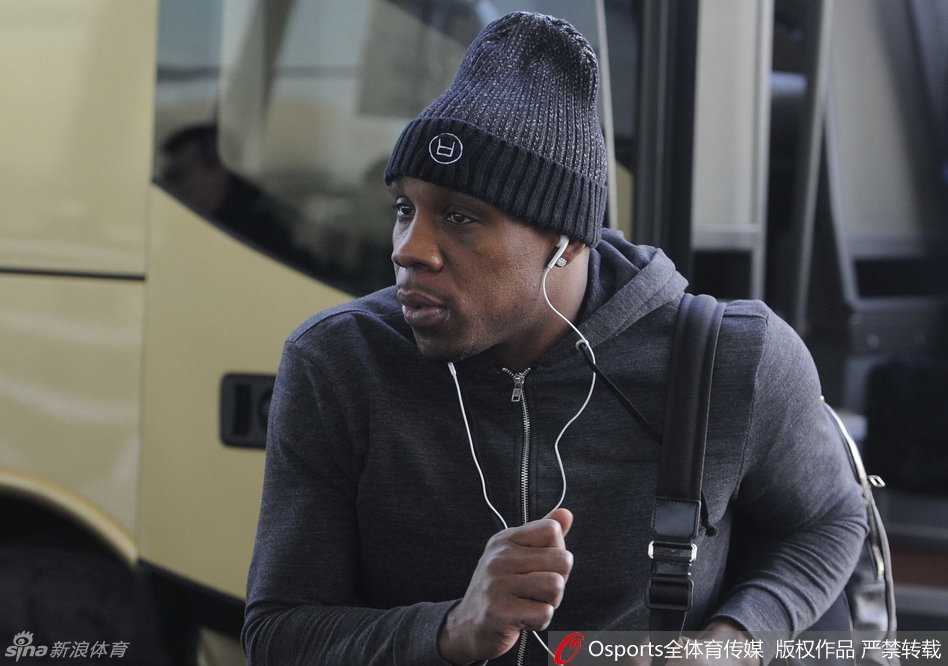 韩德君与一位戴着兔耳朵发箍的女球迷合影，他比出不太标准的剪刀手，巨大的身形和可爱的动作形成强烈反差萌