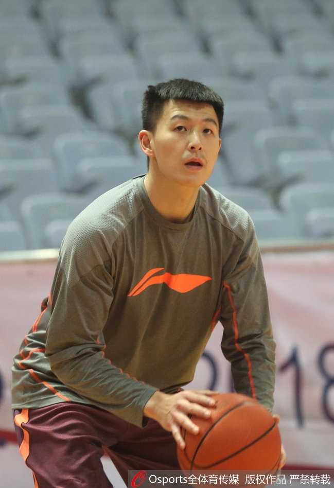 面对队友张开双臂的严密防守，赵继伟重心压低，运球沉稳，即便在‘围攻’之中，他依然保持着球场指挥官特有的从容与节奏感，仿佛整个赛场都在他的运筹帷幄之中。