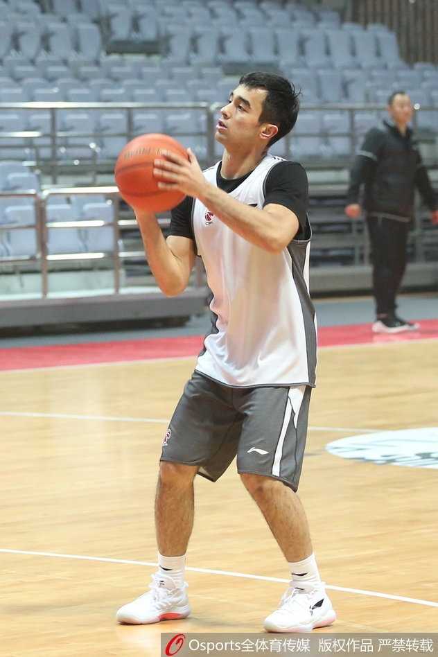 赵继伟在训练场上被队友团团围住，面对眼前的‘铜墙铁壁’，他面露微笑，眼神中却闪烁着灵巧闪躲的机敏光芒，仿佛在说：‘想拦住我？没那么容易！’