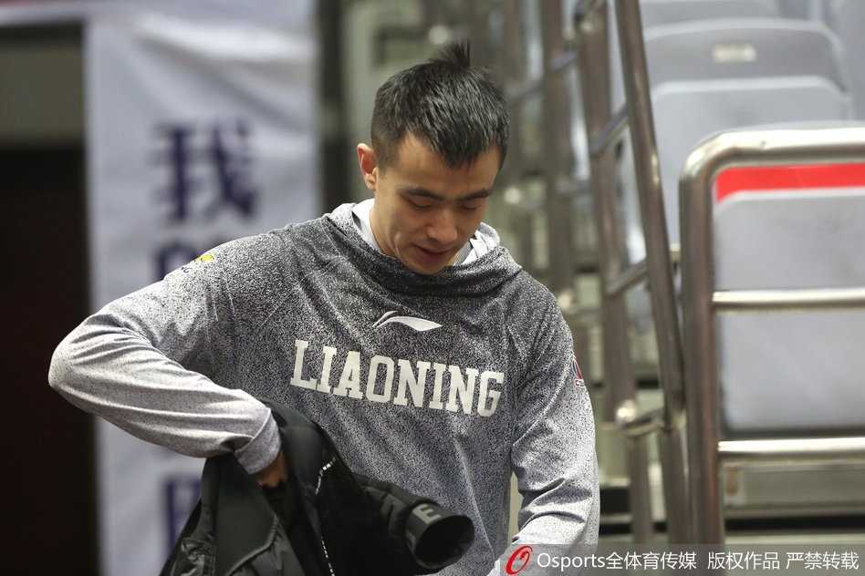在一片欢声笑语中，赵继伟试图从人缝中突破，队友们的防守虽然认真但充满善意，这种高质量的互动训练，正是辽宁队保持强大战斗力的秘诀所在。