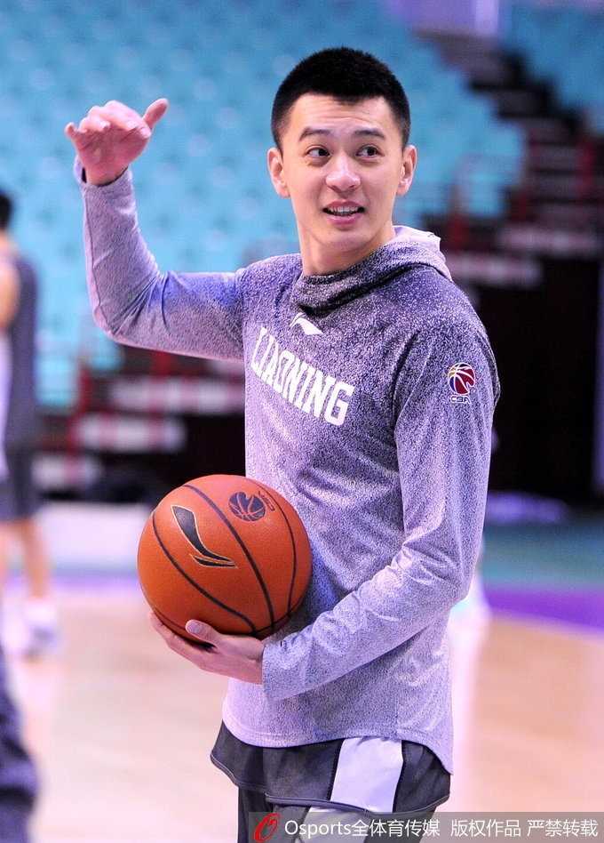 郭士强伸出手臂为蒋兴权指引训练场的某个方向，神情里带着几分介绍“家当”的骄傲。蒋指导顺着弟子手指的方向望去，那份专注，仿佛还是在战术板上运筹帷幄的统帅。