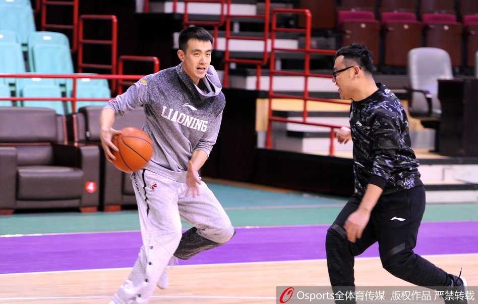 画面中，满头银发的蒋兴权指导神情专注地向郭士强说着什么，而郭士强则微微侧身，身体前倾，如同当年做队员时一样认真聆听，虚心地接受着恩师的点拨。