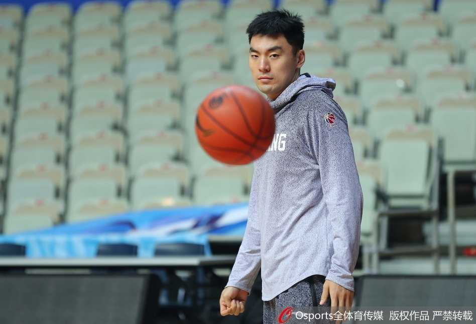 辽篮备战显轻松,郭艾伦笑迎关键战役 核心后卫郭艾伦在训练间隙露出标志性的灿烂笑容,轻松的神情感染了在场的每一位队友,仿佛预示着今晚的必胜决心。