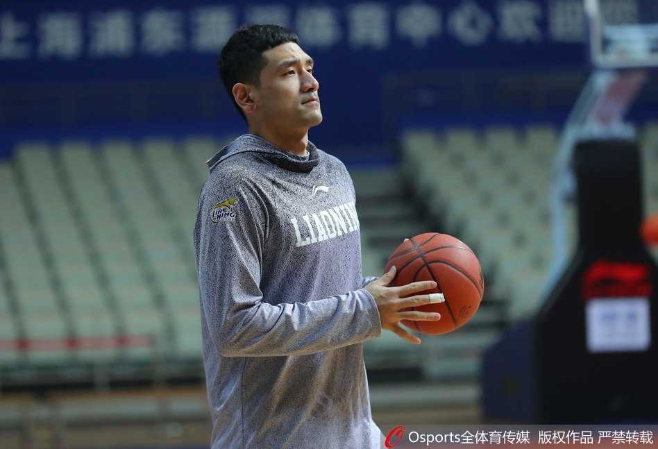 辽篮备战显轻松,郭艾伦笑迎关键战役 辽宁队进行全场战术合练,球员们跑动积极,郭艾伦在人群中穿梭指挥,现场气氛紧张而有序,大战前夕的既视感扑面而来。