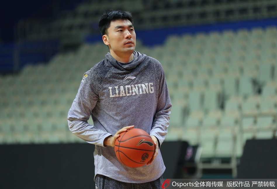辽篮备战显轻松,郭艾伦笑迎关键战役 郭艾伦在教练组的注视下进行运球突破练习,专注的眼神与娴熟的控球技术,展现出了核心后卫在赛前的严谨与投入。