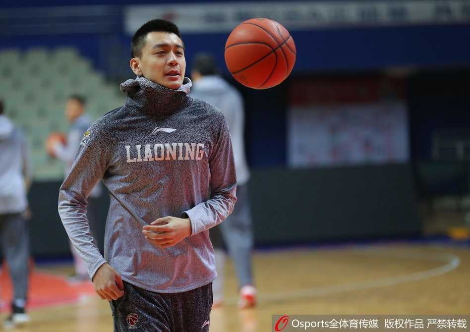 辽篮备战显轻松,郭艾伦笑迎关键战役 辽宁队全员围成一圈,在教练带领下进行赛前最后动员,郭艾伦站在圈中神情坚定,全队士气高昂,准备迎接今晚的激战。