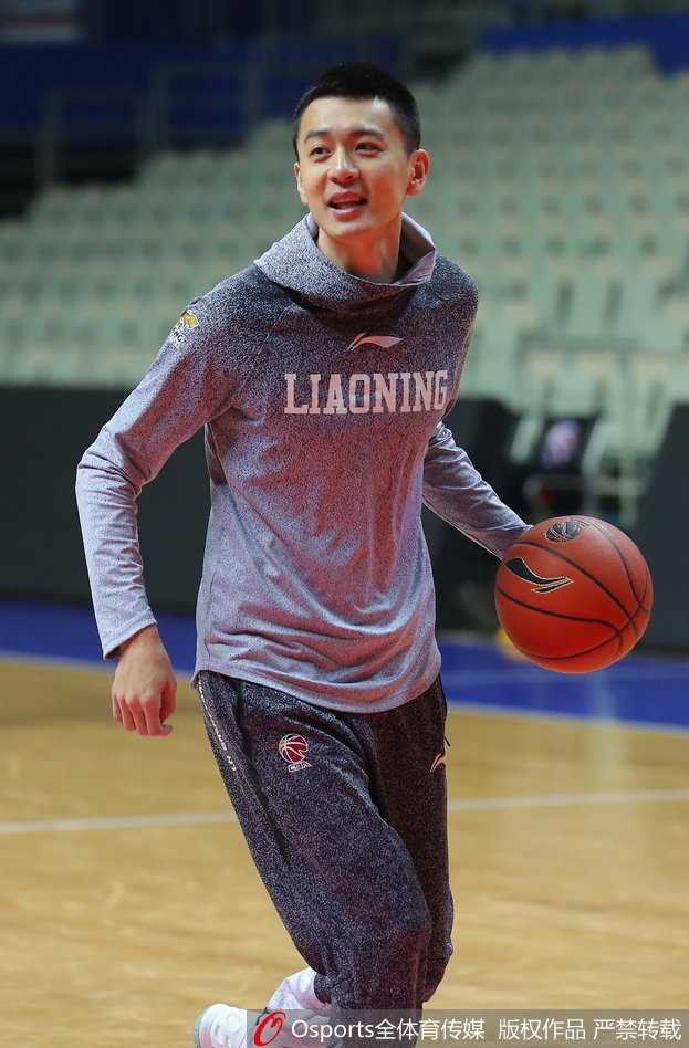 辽篮备战显轻松,郭艾伦笑迎关键战役 郭艾伦在训练场边露出搞怪表情,调皮地与队友互动,搞怪的表情让人忍俊不禁,显示出球队内部轻松欢乐的融洽关系。