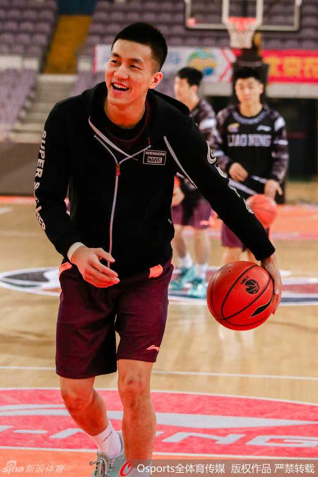 郭艾伦挥洒汗水，在训练中完成一次标志性的快速突破上篮，他的眼神专注而犀利，仿佛眼中只有篮筐，要在今晚的比赛中撕裂对手的防线。