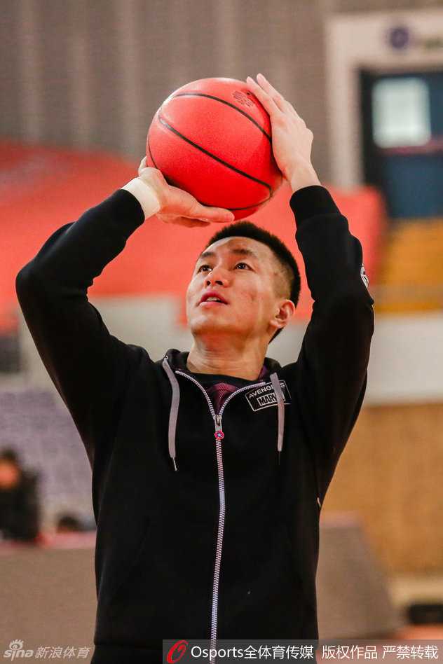 郭艾伦在三分线外果断出手，篮球划过一道完美的弧线空心入网，他紧握拳头，仿佛在告诉所有人，关键时刻他的手感依旧滚烫。