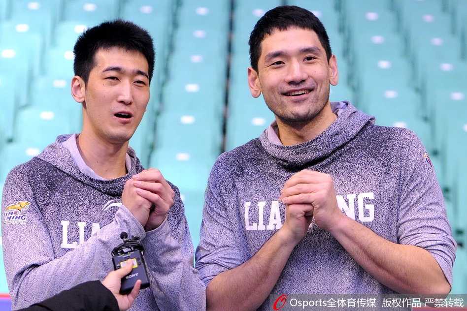 辽篮备战第36轮:老将杨鸣宝刀未老,超远三分引满堂彩 训练结束后,球员们聚在一起击掌鼓劲,汗水浸湿了球衣,但大家的表情都写满了对胜利的坚定信念。