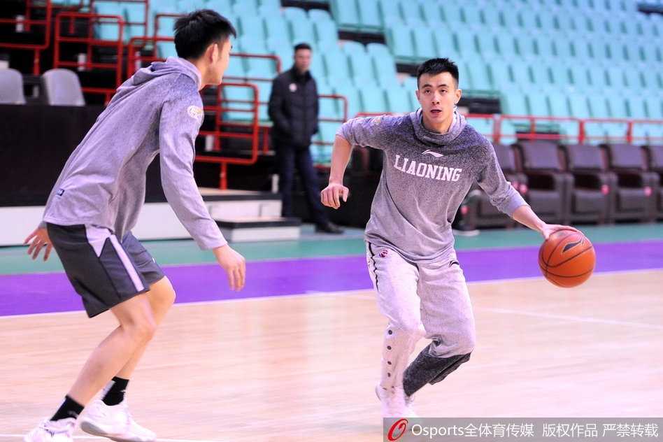 辽篮备战第36轮:老将杨鸣宝刀未老,超远三分引满堂彩 韩德君在篮下卡位要球,庞大的身躯在禁区占据绝对优势,准备进行内线强攻。