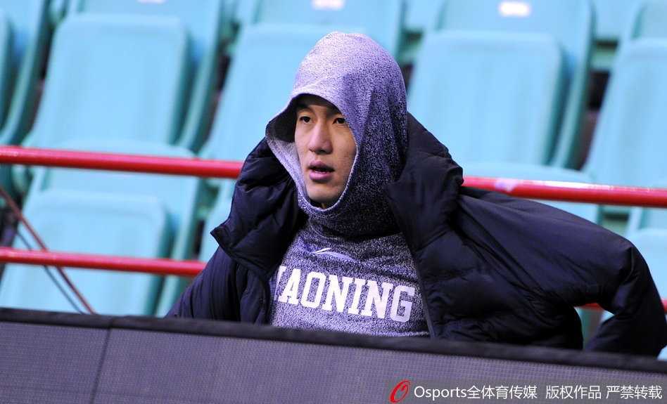 辽篮备战第36轮:老将杨鸣宝刀未老,超远三分引满堂彩 主帅郭士强在场边近距离观察球员训练,神情严肃,不时对队员的技术动作进行大声指导。