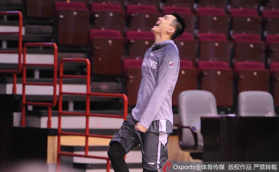 辽篮备战第36轮:老将杨鸣宝刀未老,超远三分引满堂彩 外援哈德森在训练中持球进攻,面对防守球员,他表情专注,展现了出色的个人技术和核心本色。